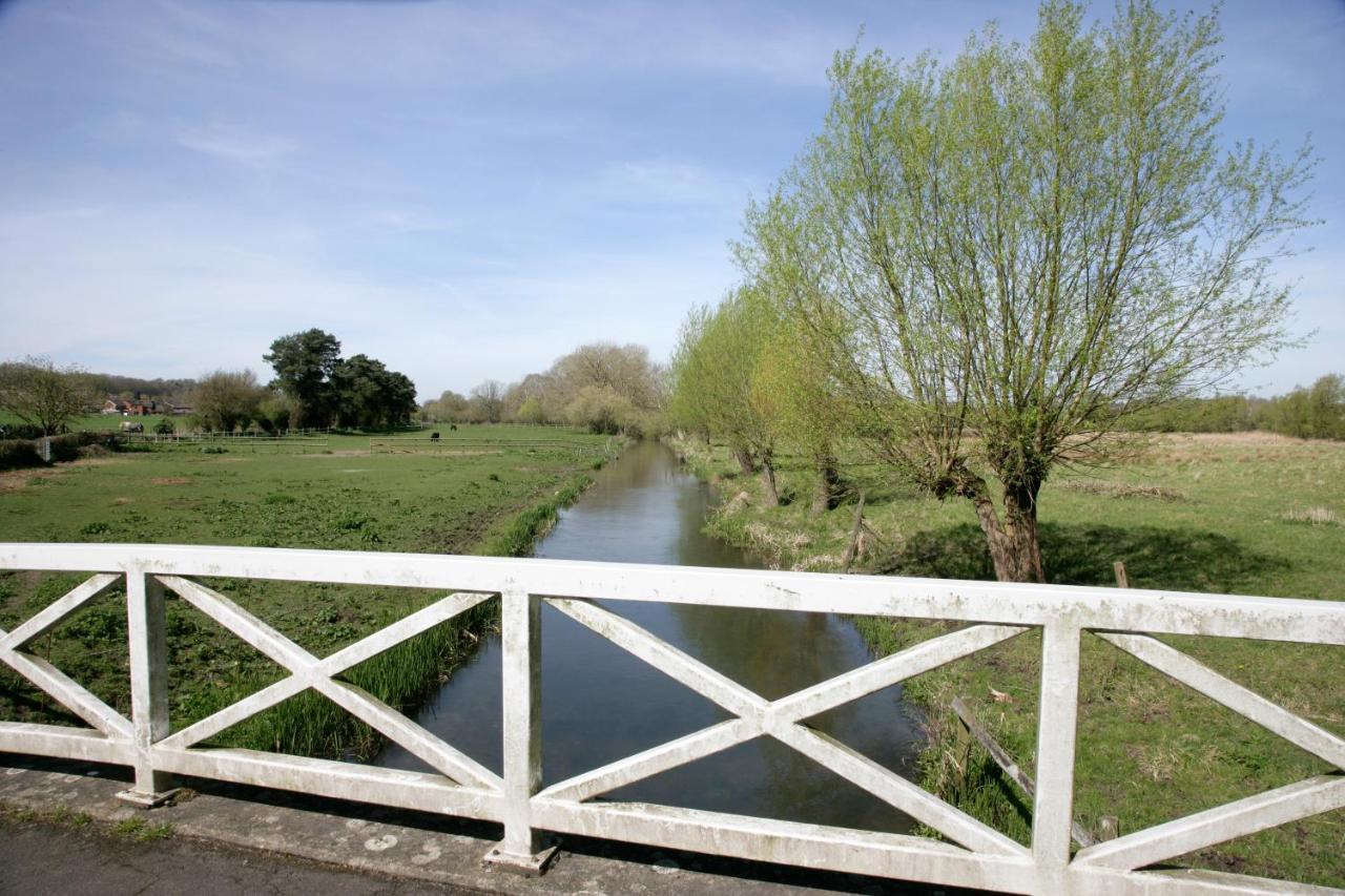 Bridge Farmhouse - Eight Ensuite Bedrooms Σαλισμπέρι Εξωτερικό φωτογραφία