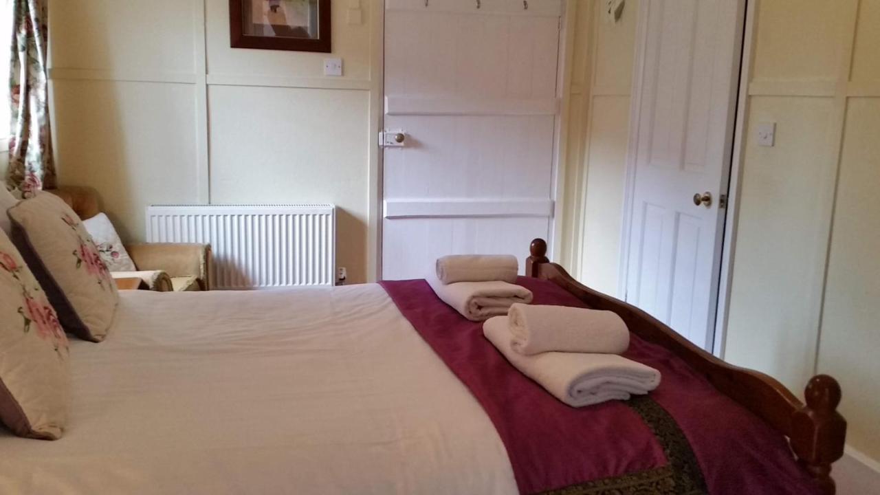 Bridge Farmhouse - Eight Ensuite Bedrooms Σαλισμπέρι Εξωτερικό φωτογραφία