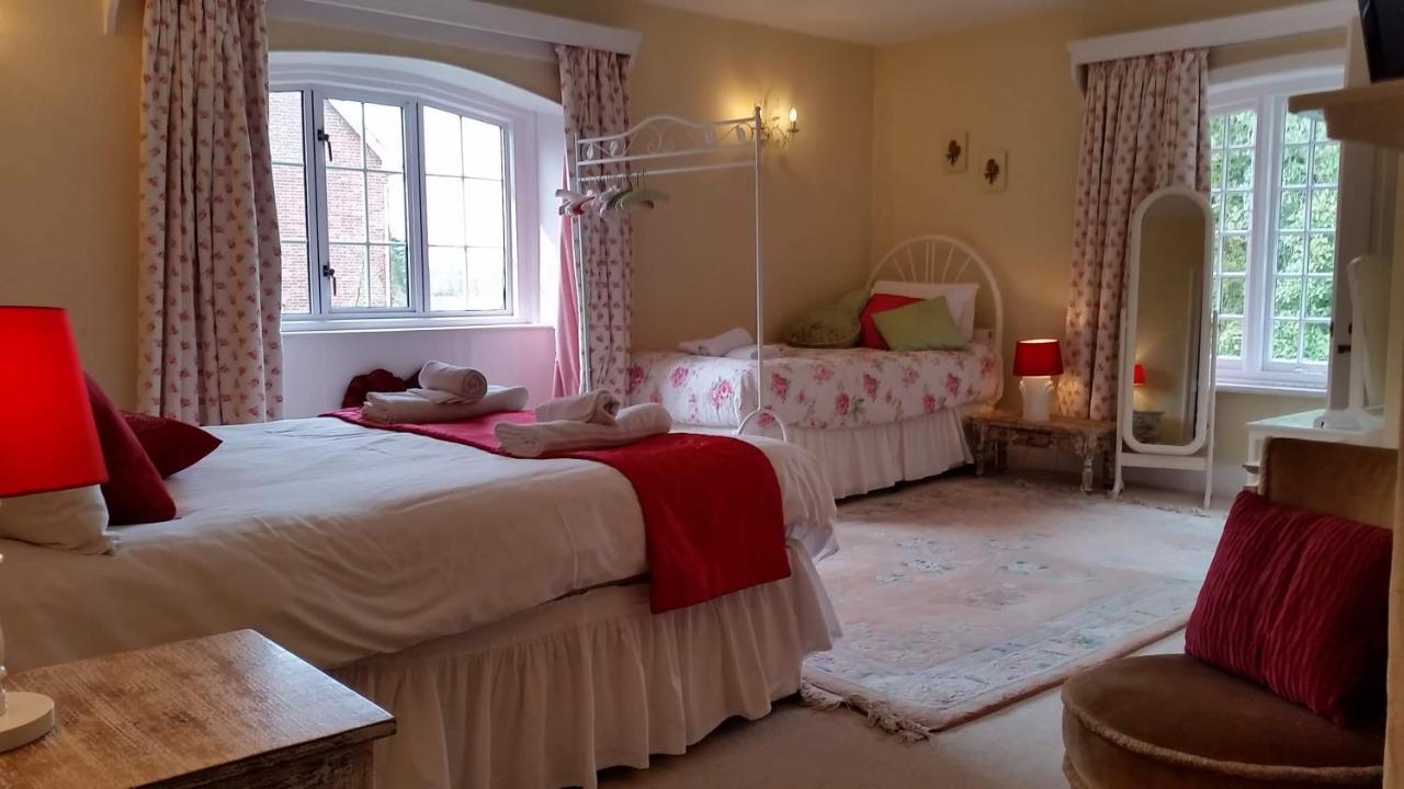 Bridge Farmhouse - Eight Ensuite Bedrooms Σαλισμπέρι Εξωτερικό φωτογραφία